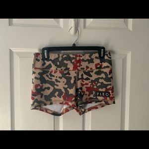 Fleo 3.25 Scarlet Camo shorts